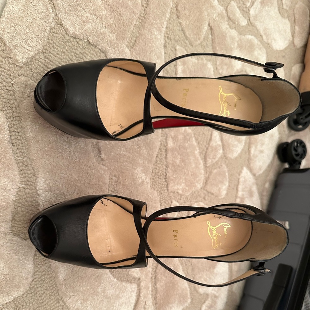 Black louboutin heels.  Size 41 worn once !